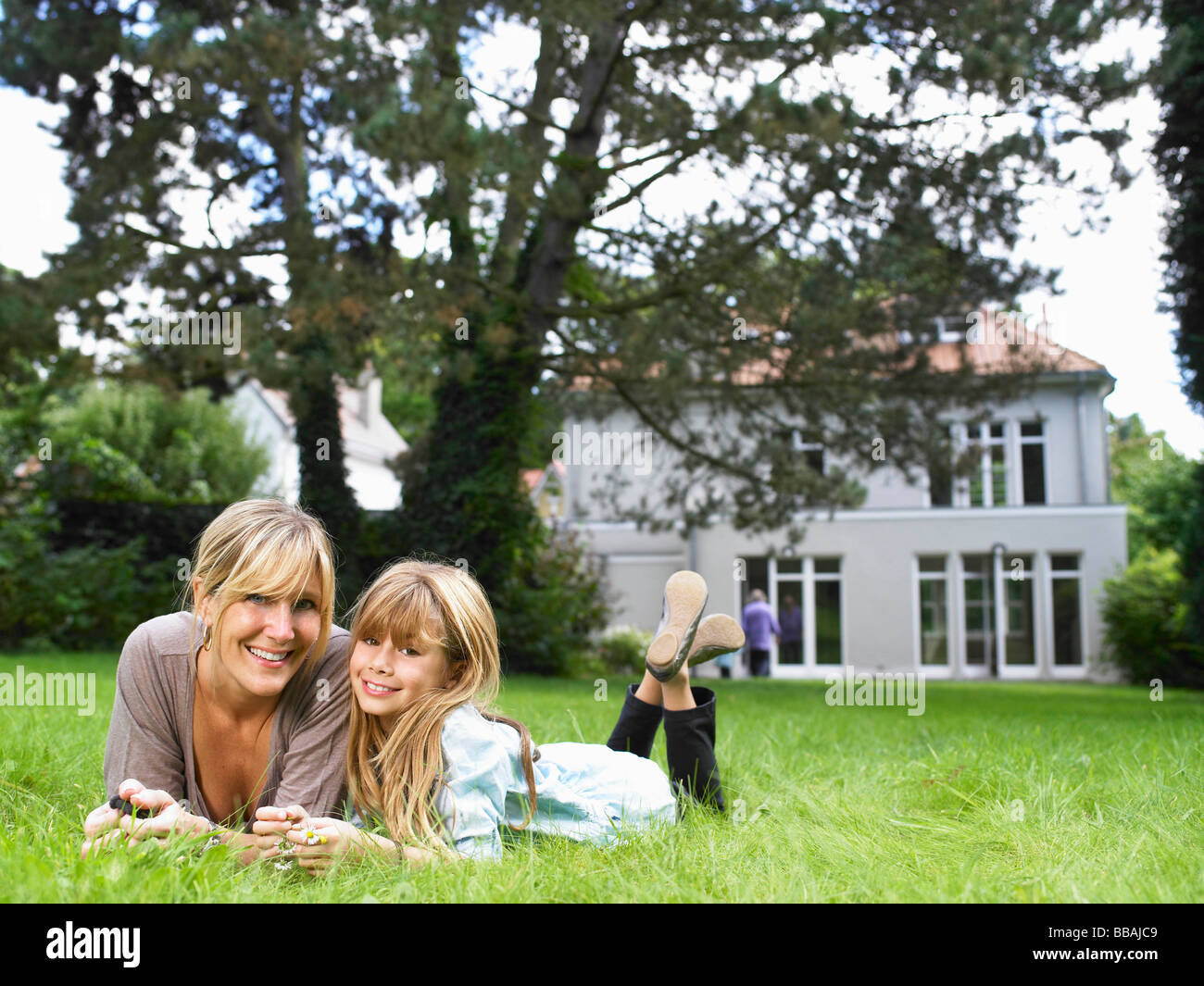 Mutter und Tochter im Garten verlegen Stockfoto