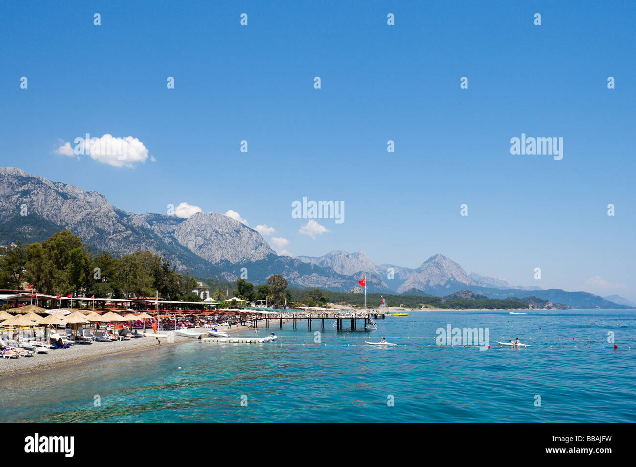 Strand mit dem Taurus-Gebirge hinter Kemer, Mittelmeerküste, Türkei Stockfoto