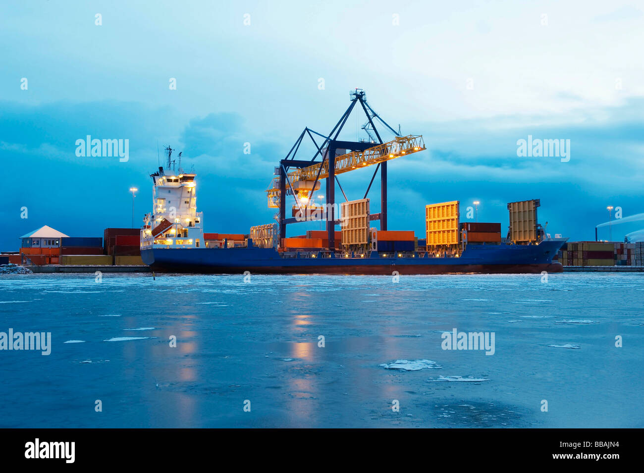 Container auf Schiff im Hafen Stockfoto