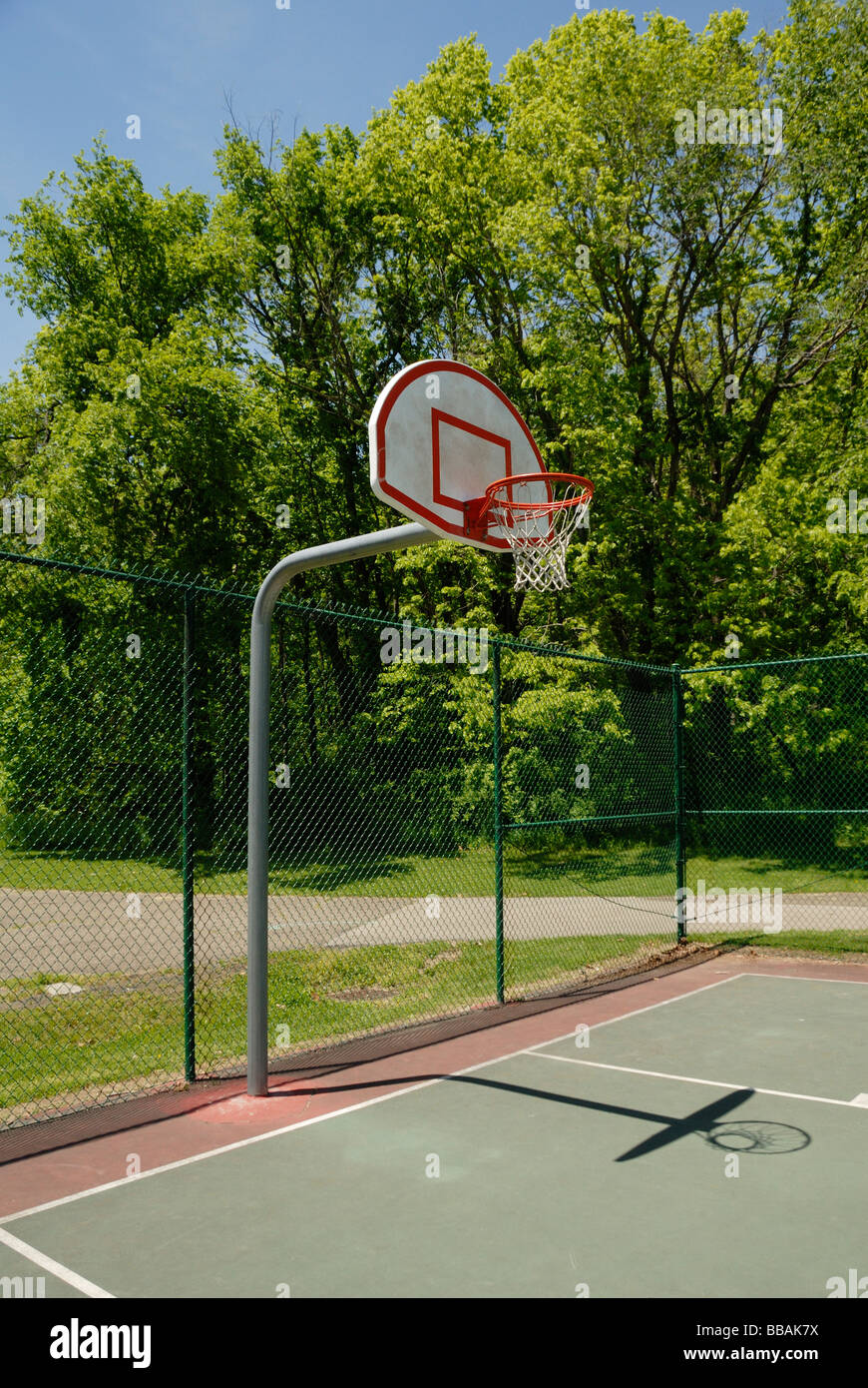 Basketballkorb und Rückwand mit Netz und Felge Stockfoto