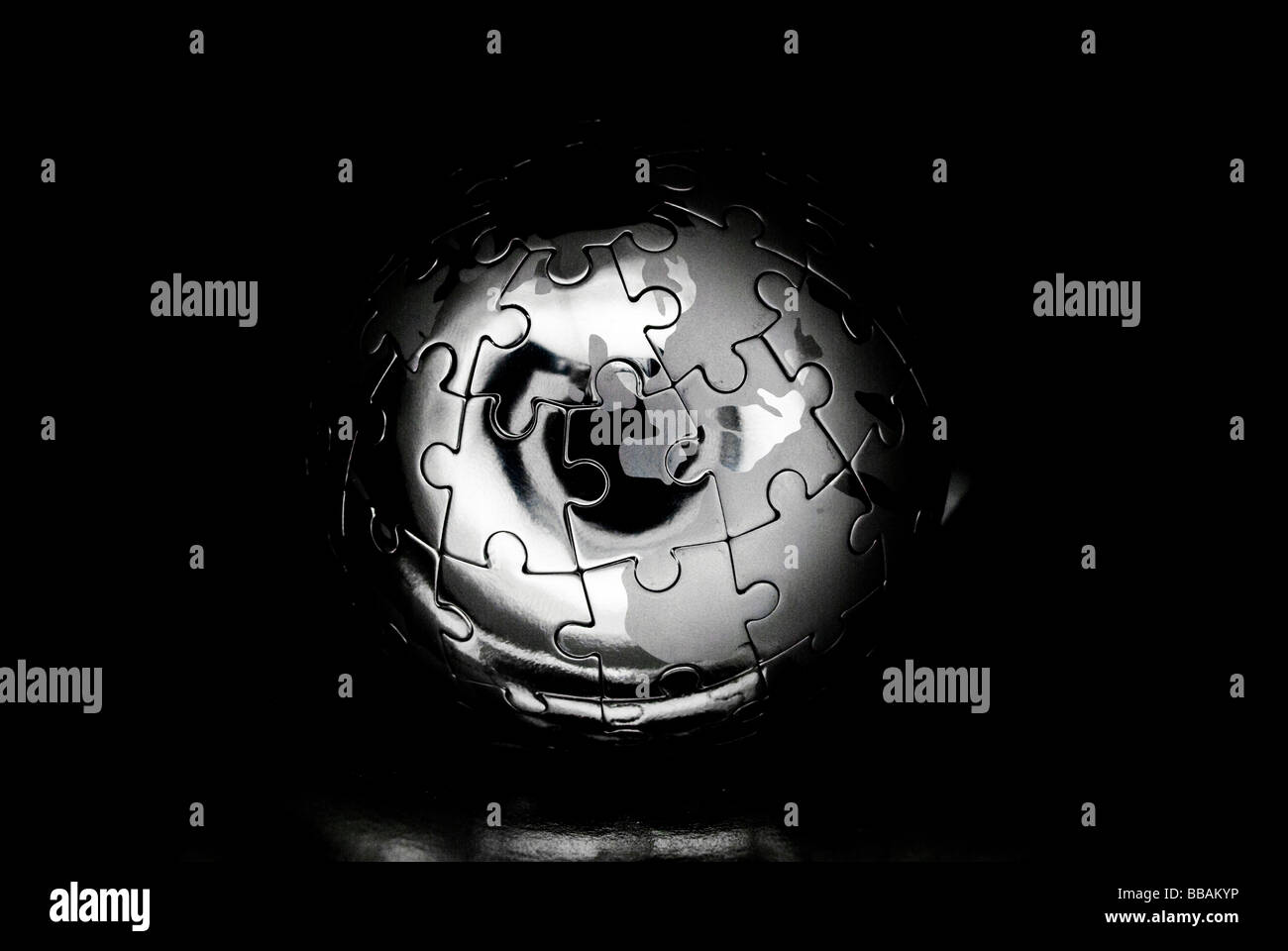 Metallische Erde Puzzle gegen die Schwärze Stockfoto