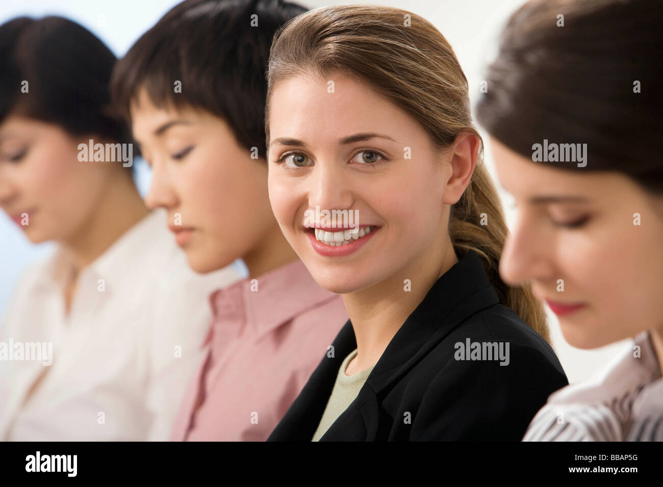 Eine Linie von young professionals Stockfoto