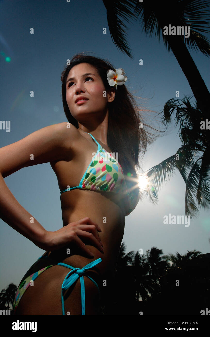 Junge Frau am Strand im bikini Stockfoto