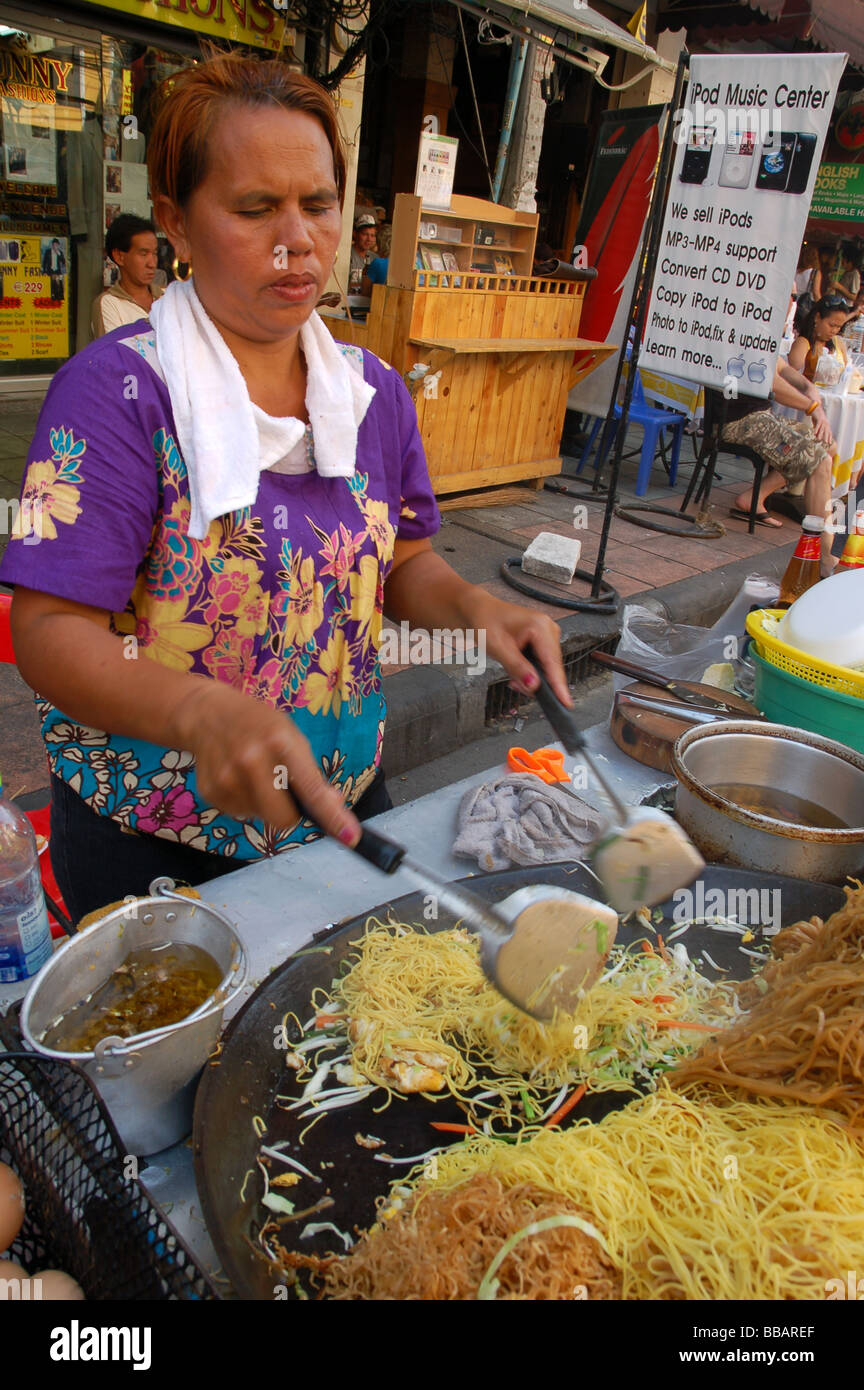 Thai Lady Pad-Thai in Khao San Road, THAILAND Kochen Stockfoto