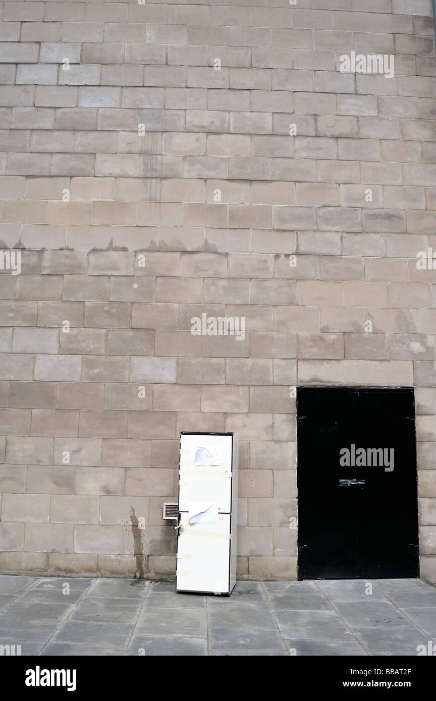 Ein Kühlschrank neben einem schwarzen Tor Stockfoto