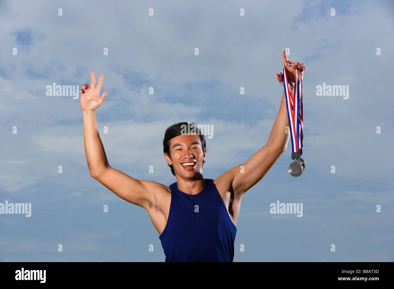 Menschen gewinnen Rennen, hob die Arme halten Medaillen Stockfoto