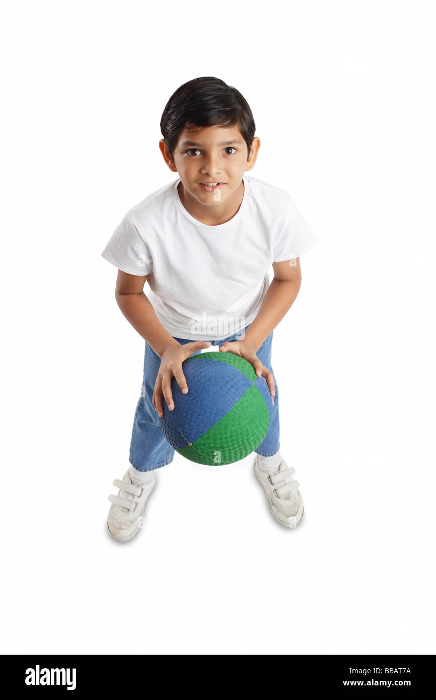 Junge mit Basketball, nach vorne Stockfoto
