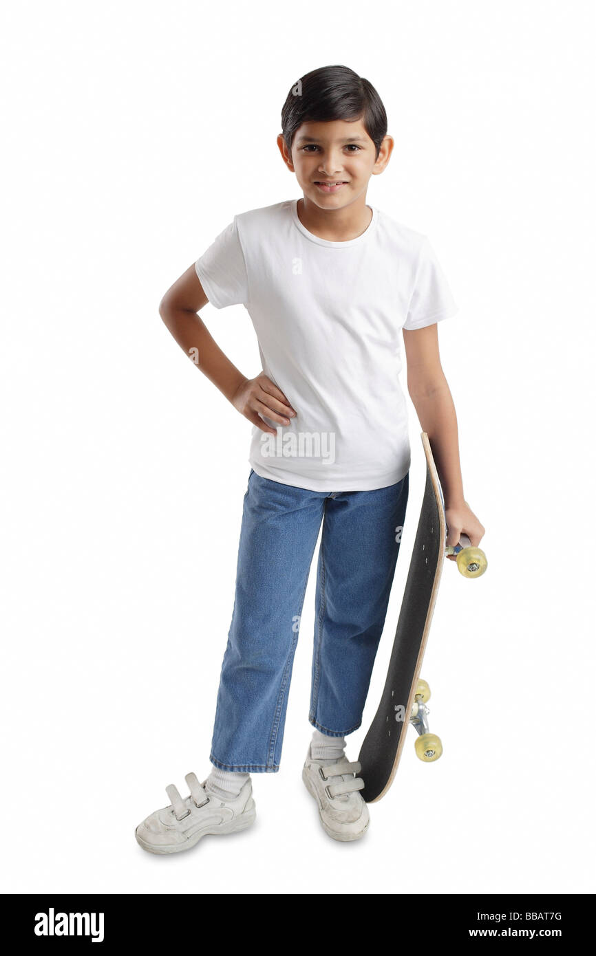 Junge stand, Holding Skateboard, hand auf Hüfte Stockfotografie - Alamy