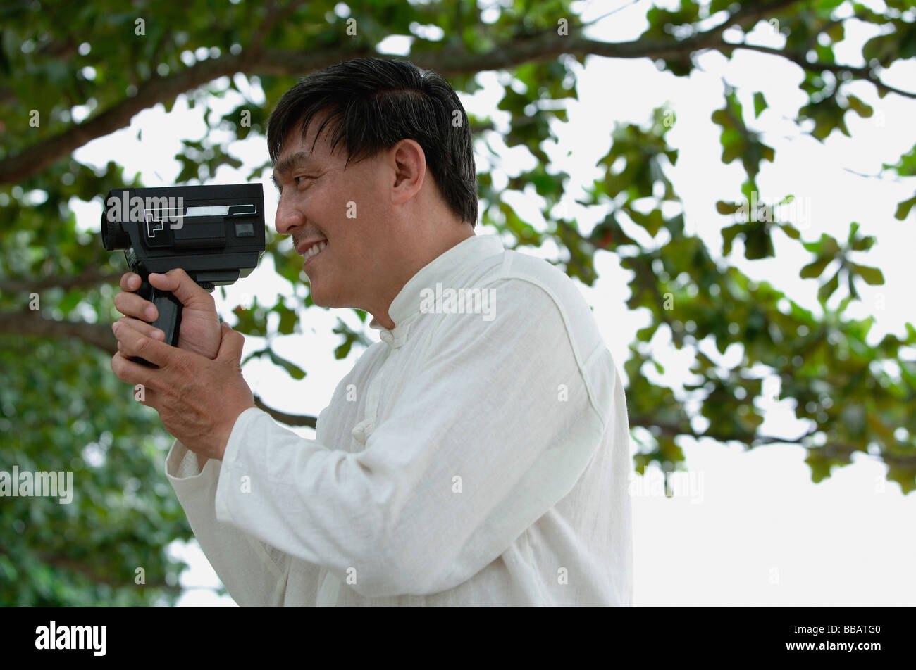 Mann im Park mit Super 8 Filmkamera Stockfoto