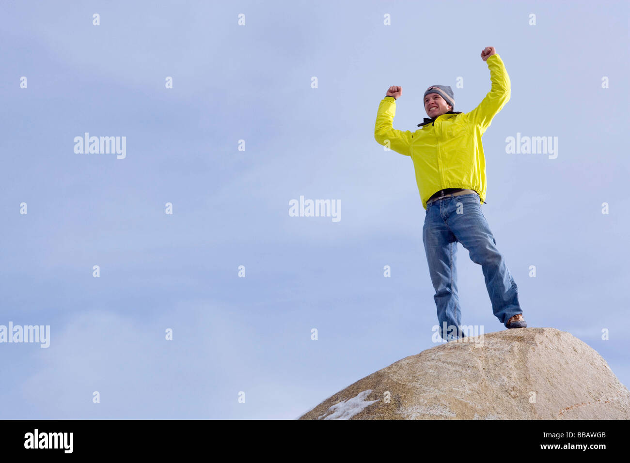 Bergsteiger feiert am Berggipfel Stockfoto