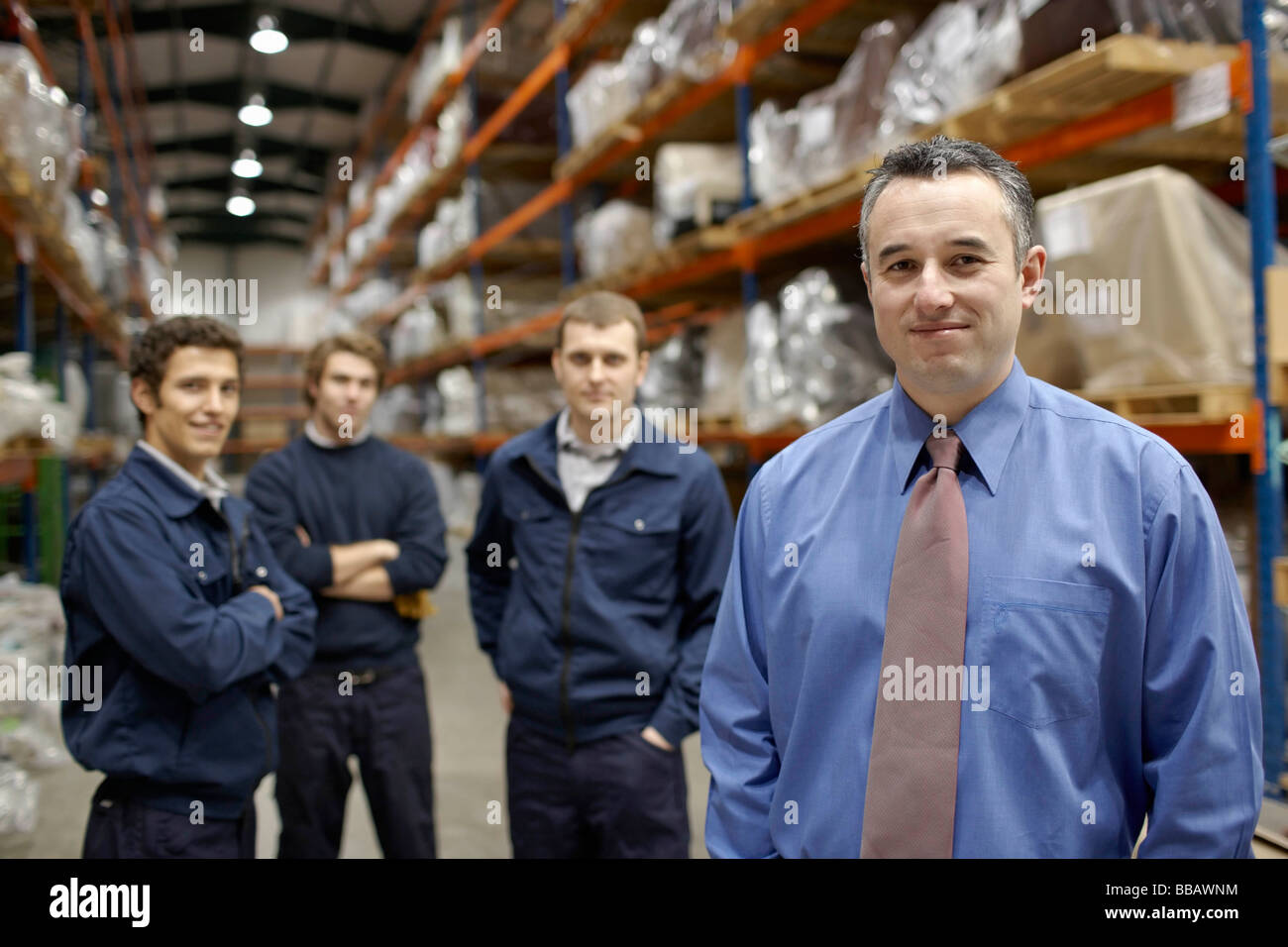 Manager und Mitarbeiter im Lager Stockfoto