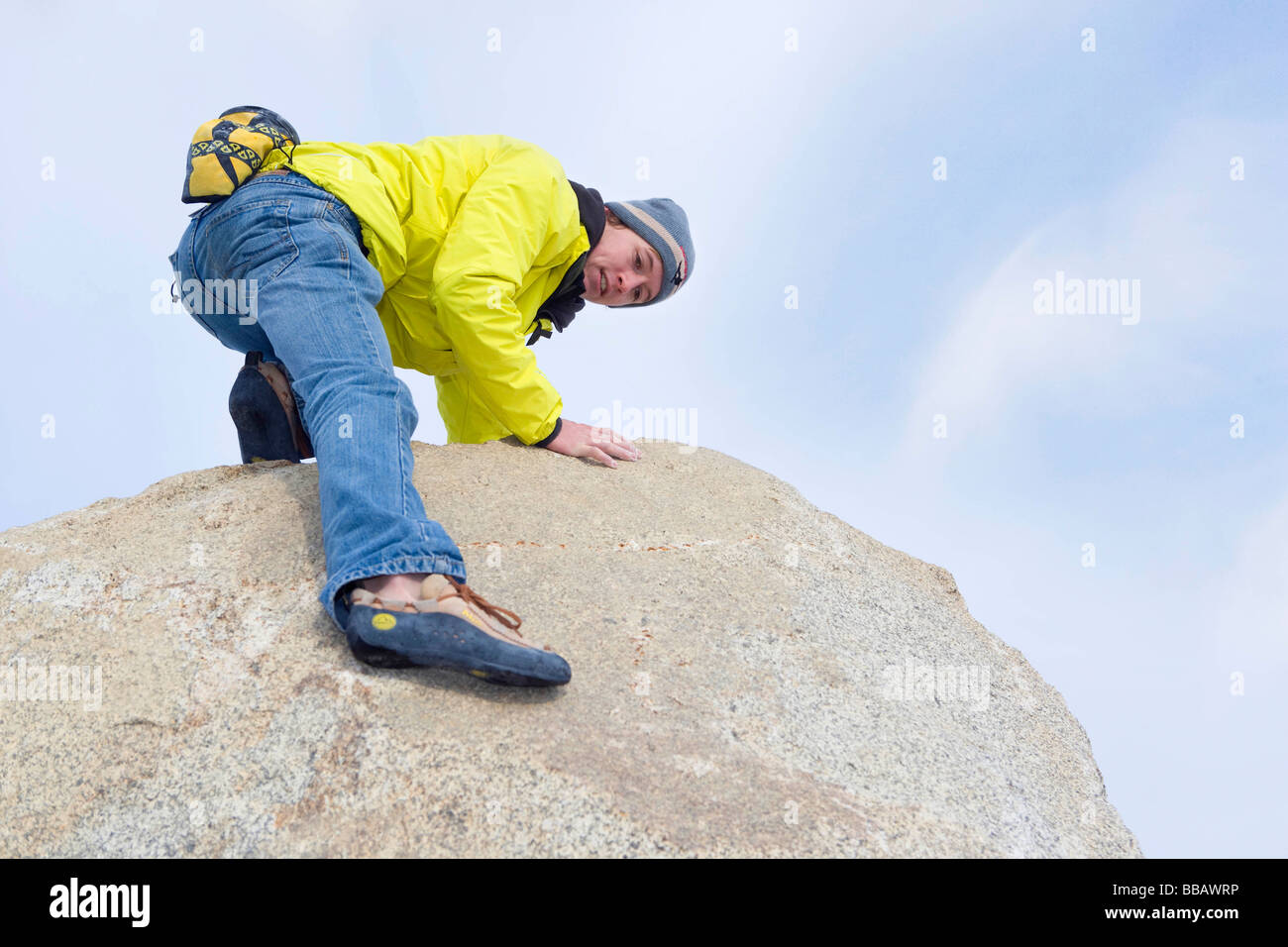 Freie Kletterer absteigenden boulder Stockfoto