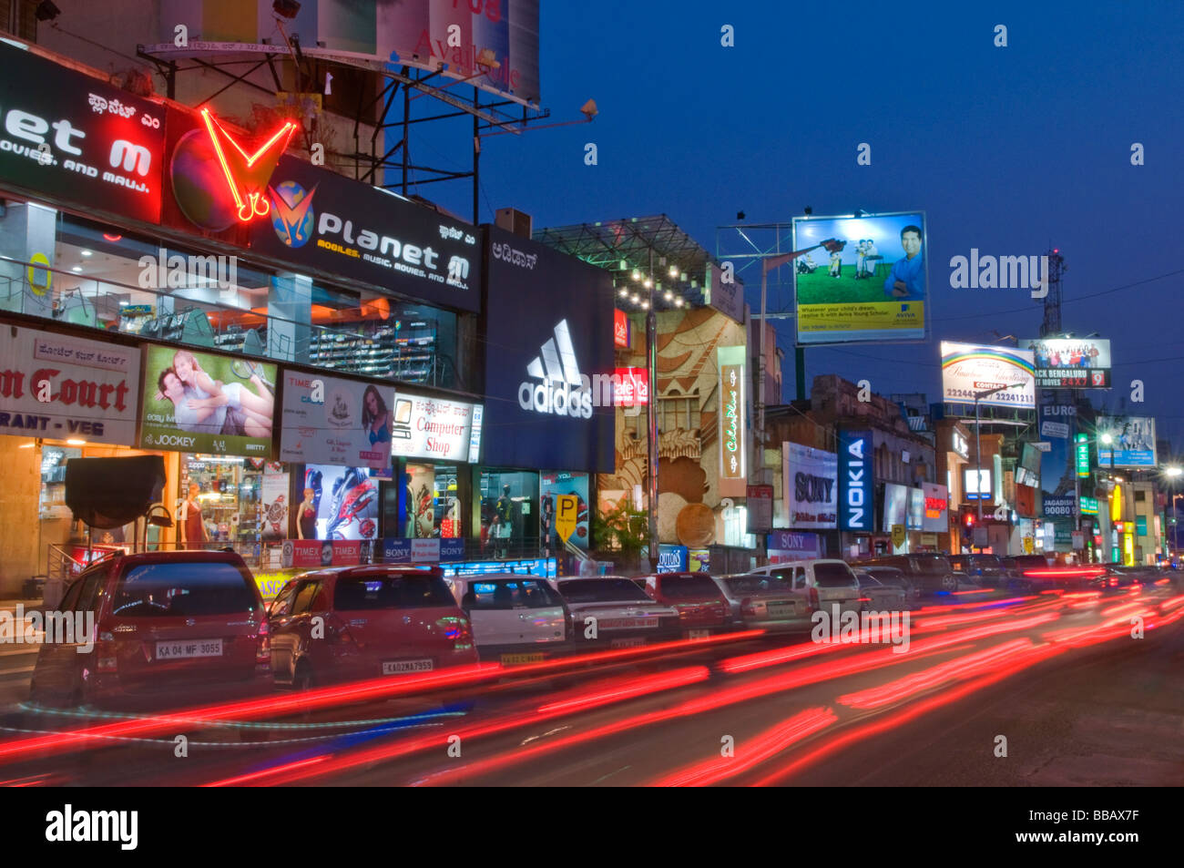 Brigade Straße bei Nacht Karnataka Bangalore Indien Stockfoto