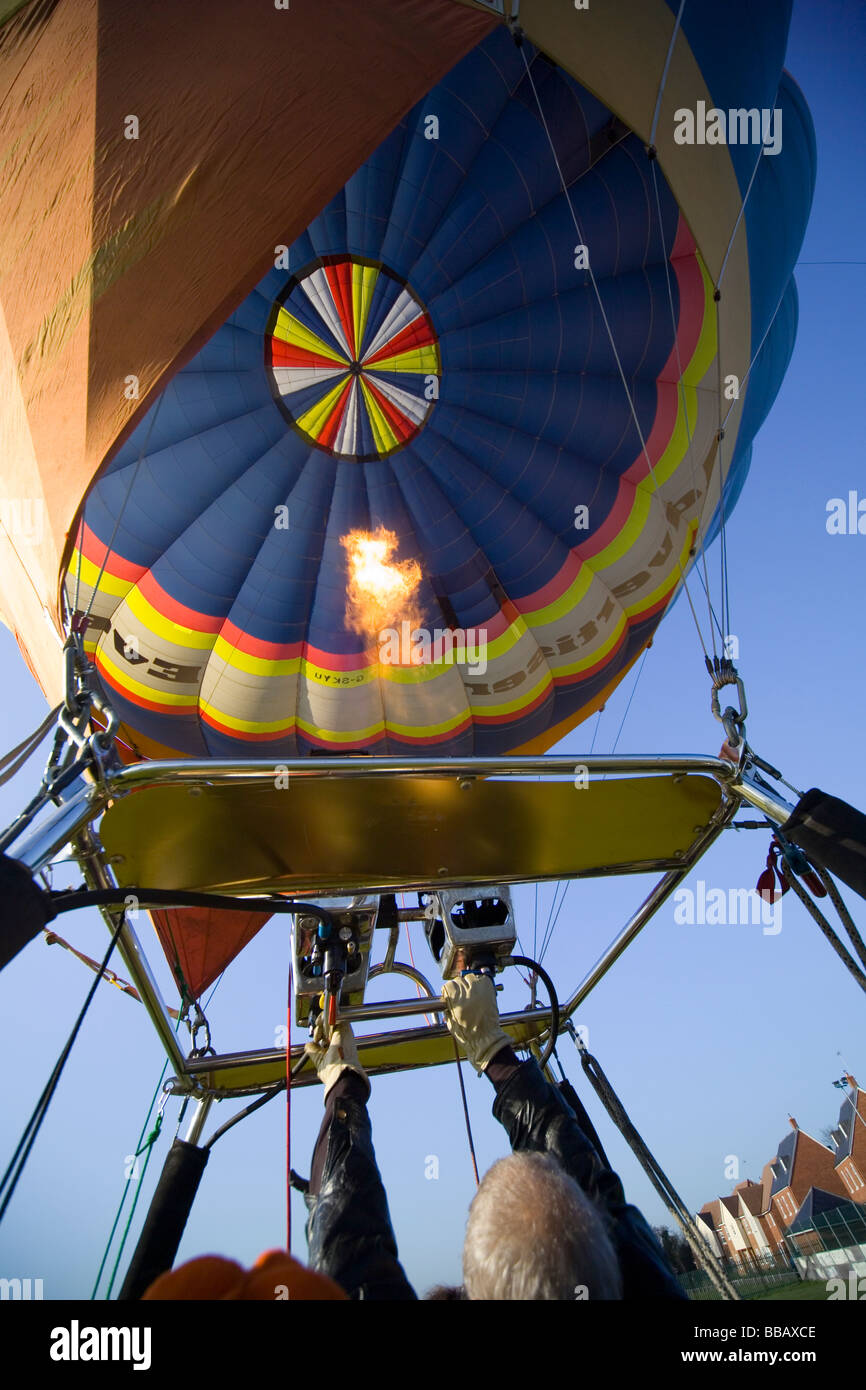 Heißluft-Ballon aufgeblasen wird Stockfoto