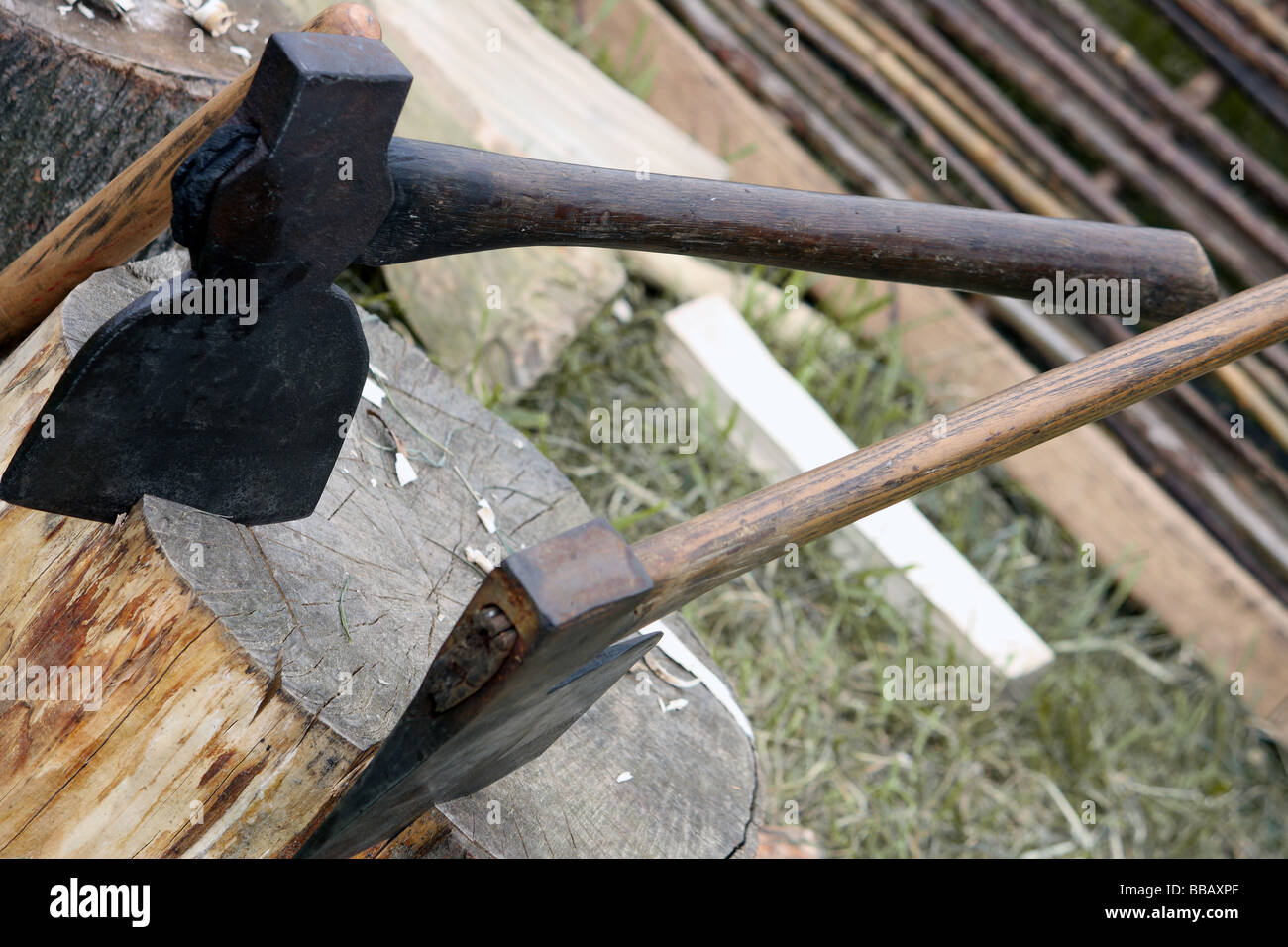 Zwei hölzerne hacken Achsen schneiden ins Holz Stockfoto