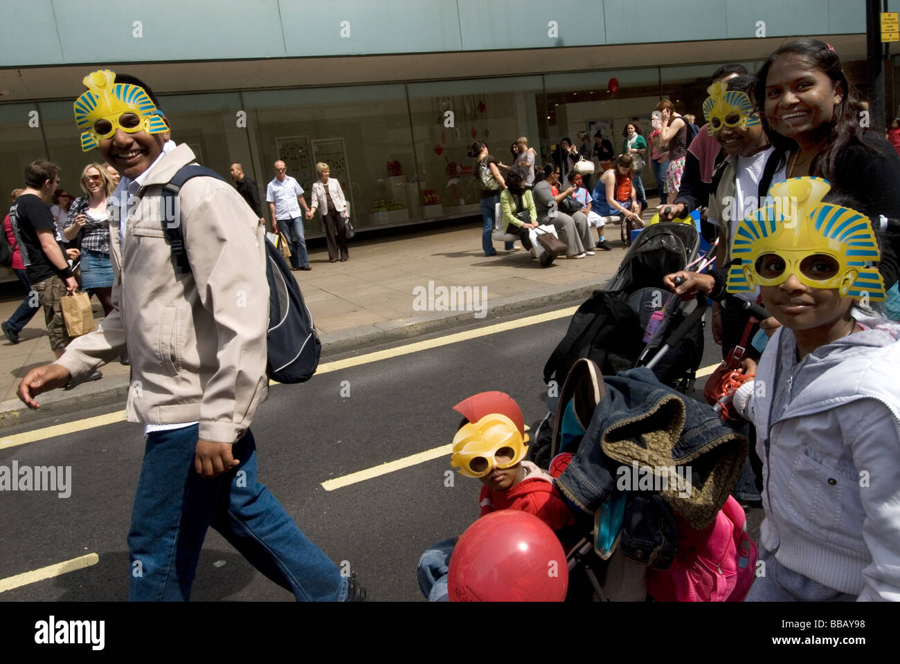 Oxford Street May23rd 2009 Familie tragen Masken Stockfoto