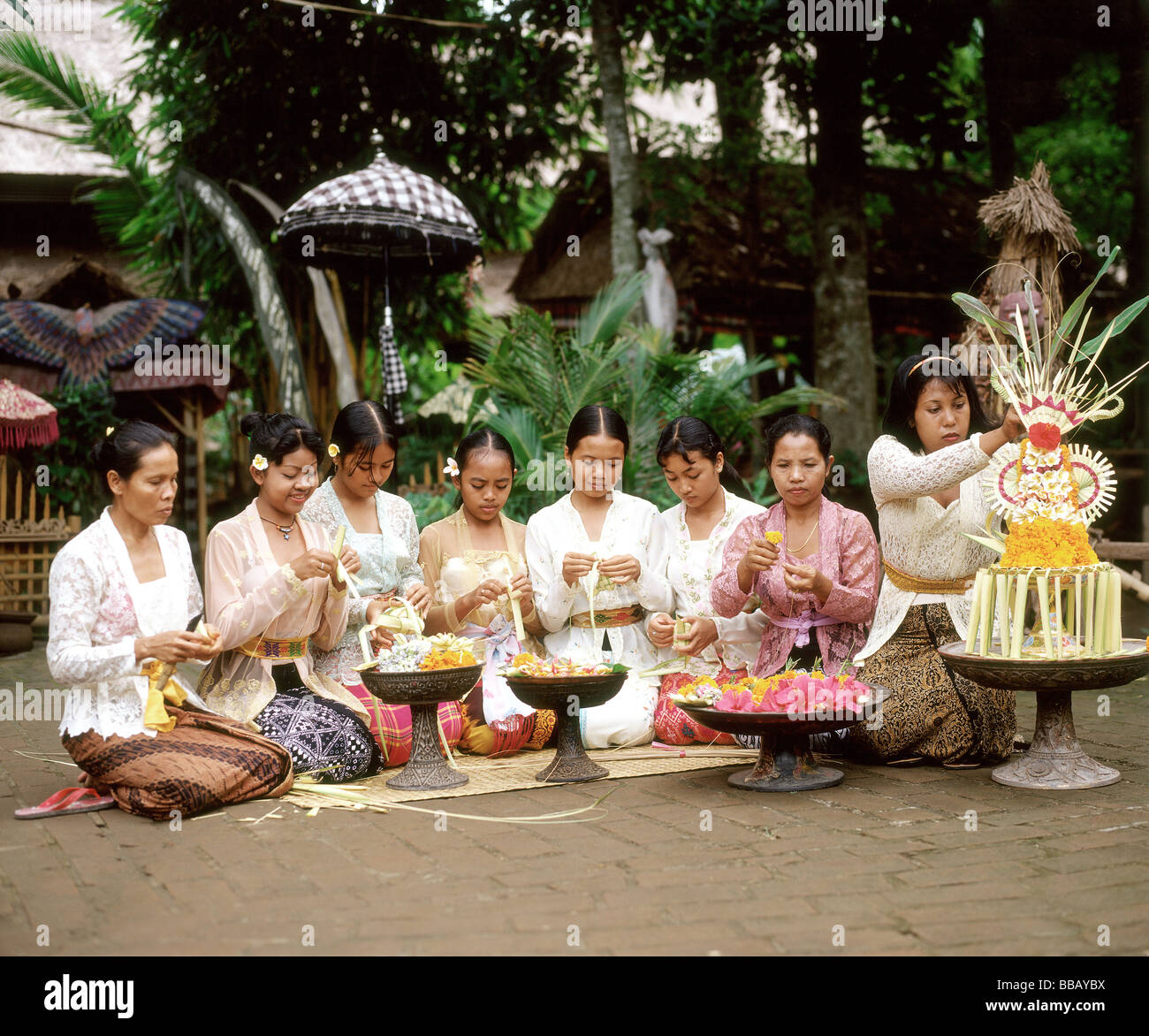 Indonesien, Bali, balinesischen Frauen und Mädchen in traditionellen Kostümen machen Blumenarrangements Stockfoto