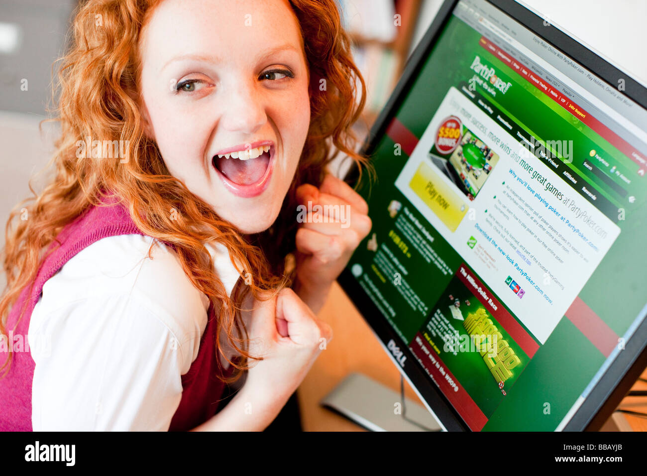 Mädchen online verwenden computer Stockfoto