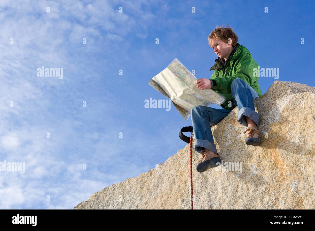 Kletterer auf der Suche auf Karte Stockfoto