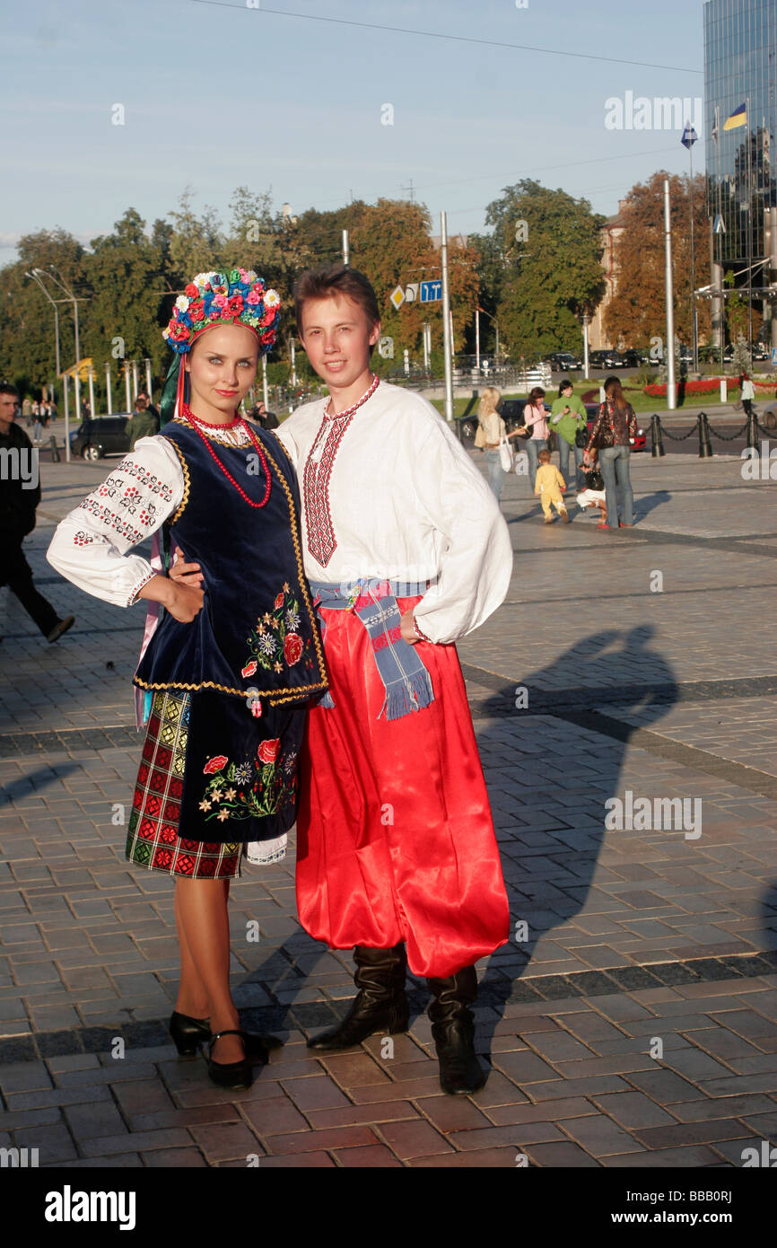 Ukrainische Tänzer posieren in traditionellen Kostümen auf dem Platz der Hagia Sophia in Kiew Ukraine Stockfoto