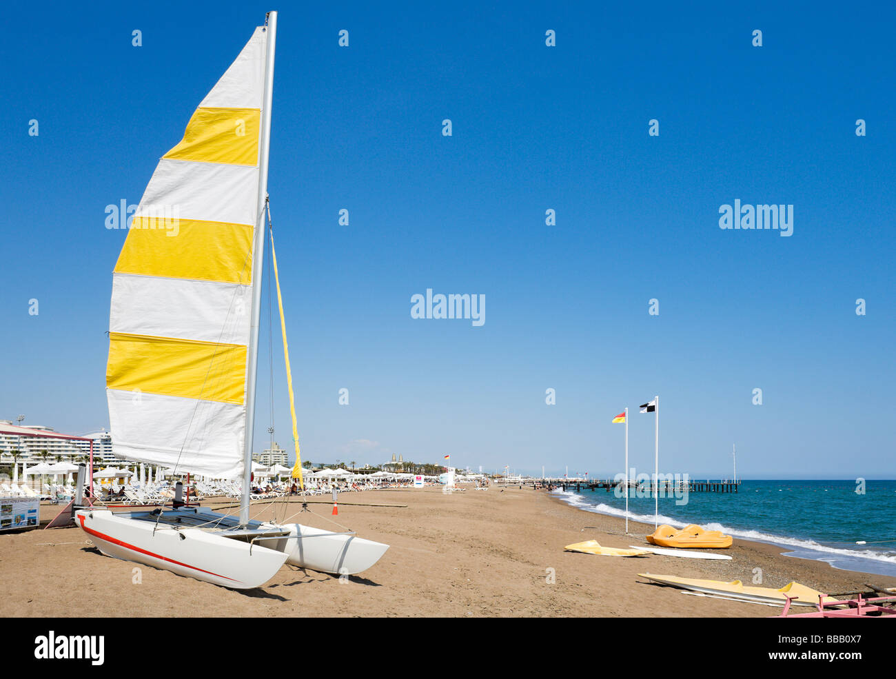 Wassersport vor dem Barut Lara Hotel Lara Beach, in der Nähe von Antalya, Mittelmeerküste, Türkei Stockfoto