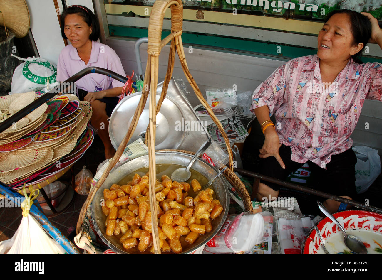 Thai Damen verkaufen Backfisch in Khao San Road, Bangkok, Thailand Stockfoto