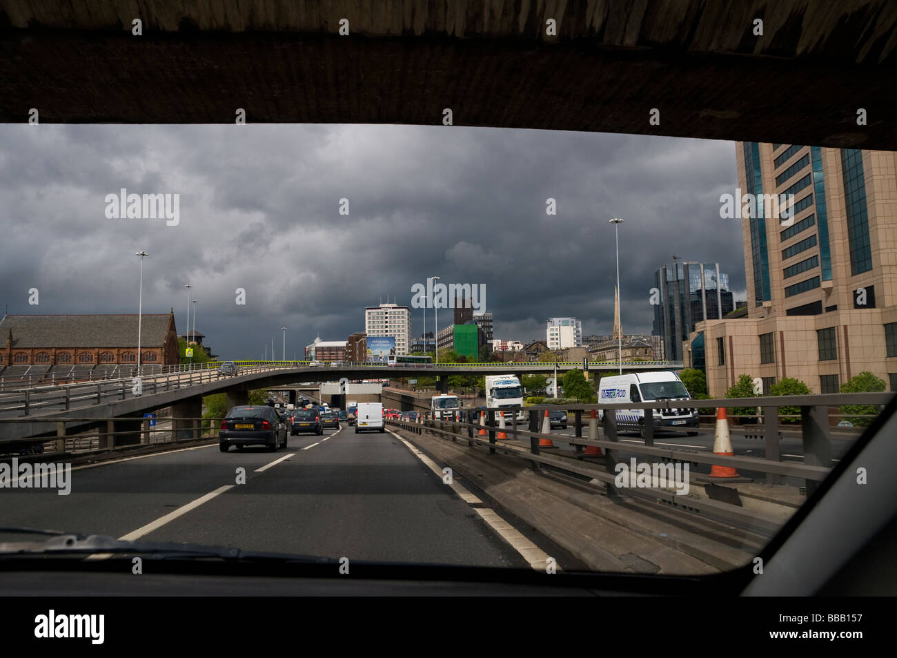 Treiber-Sicht aus einem Auto, während unter einer Brücke auf der M8 in Glasgow auf der Durchreise Stockfoto