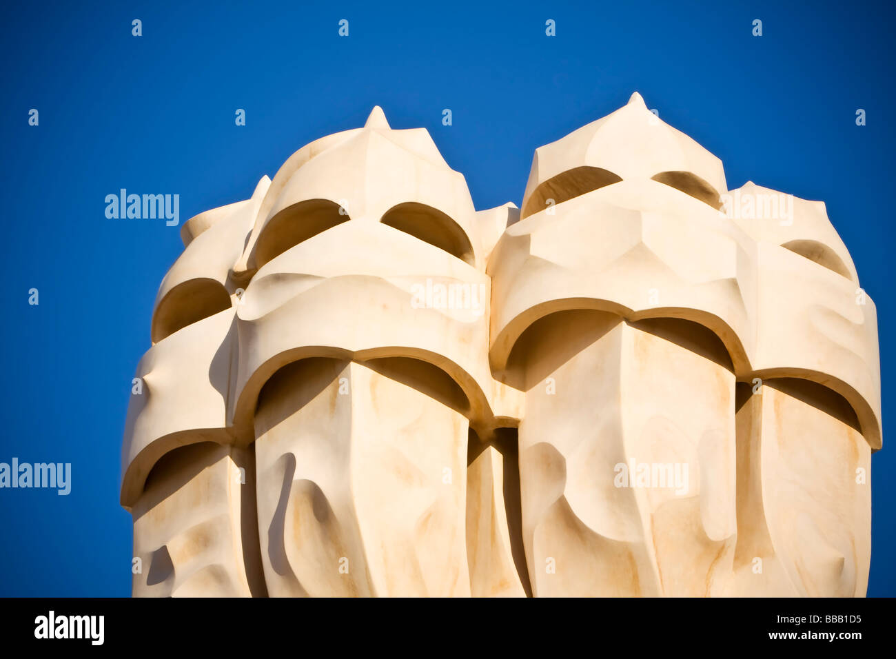 Gruppe von Schornsteinen auf Dach der Casa Milà von Gaudi. Barcelona, Spanien. Darstellung der Moderne. Stockfoto