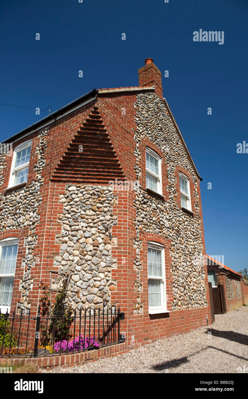 UK England Norfolk Bacton Broomholm Dorf Feuerstein konfrontiert am Straßenrand Cottage Ecke wegschneiden Stockfoto