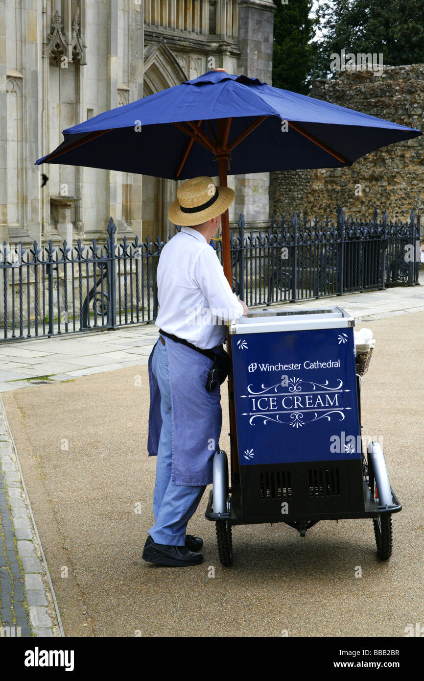 Ein Eis-Verkäufer in der Winchester Cathedral. Stockfoto