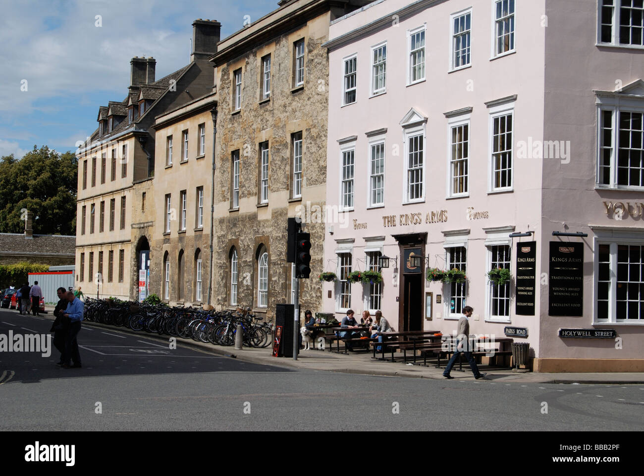 Der Kreuzung Parkstraße und Holywell Street in Oxford mit dem unverwechselbaren Kings Arms öffentlichen Haus an der Ecke Stockfoto