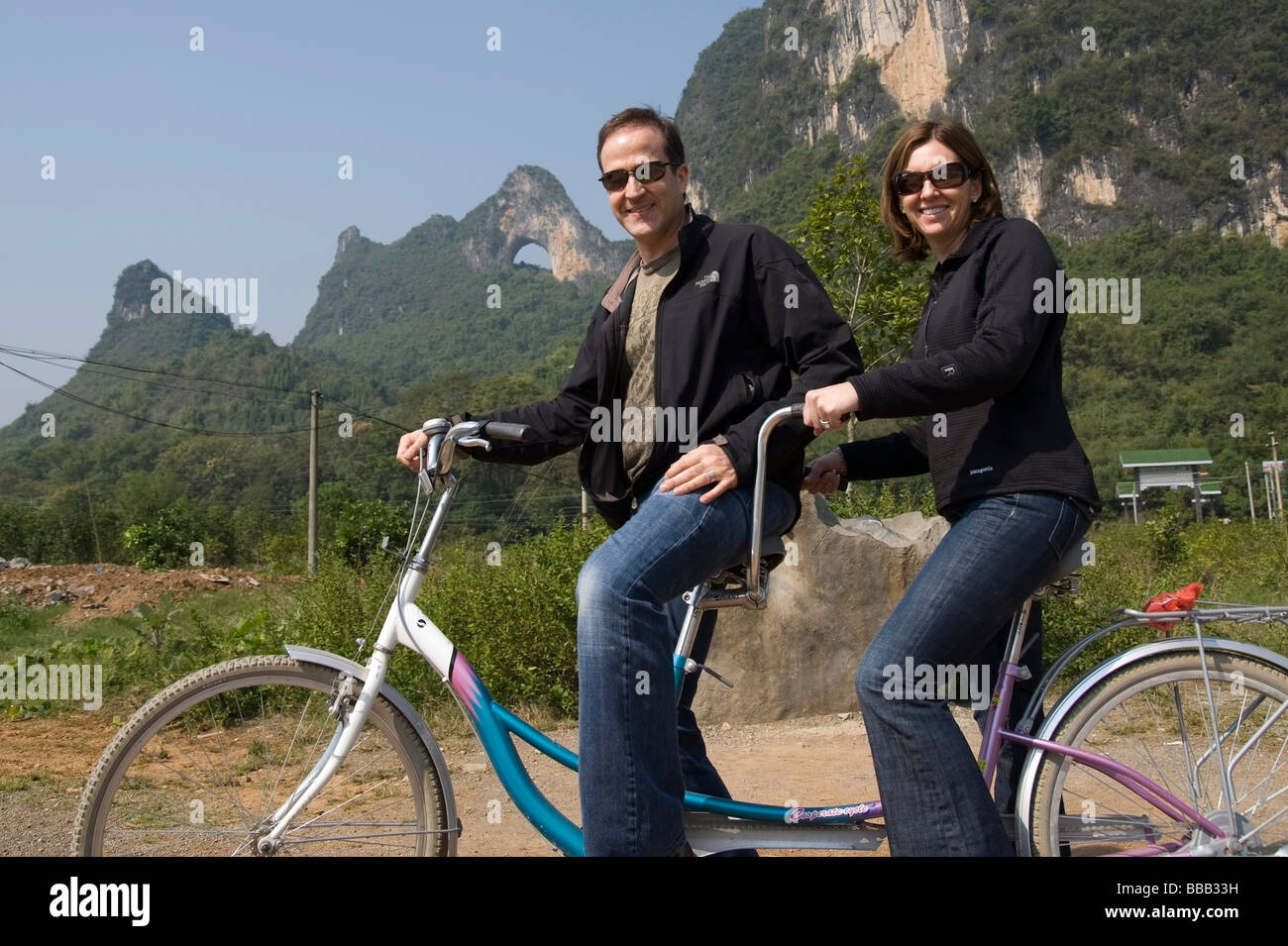 Moon Hill, Yangshuo, China; Paar auf Tandem Stockfoto