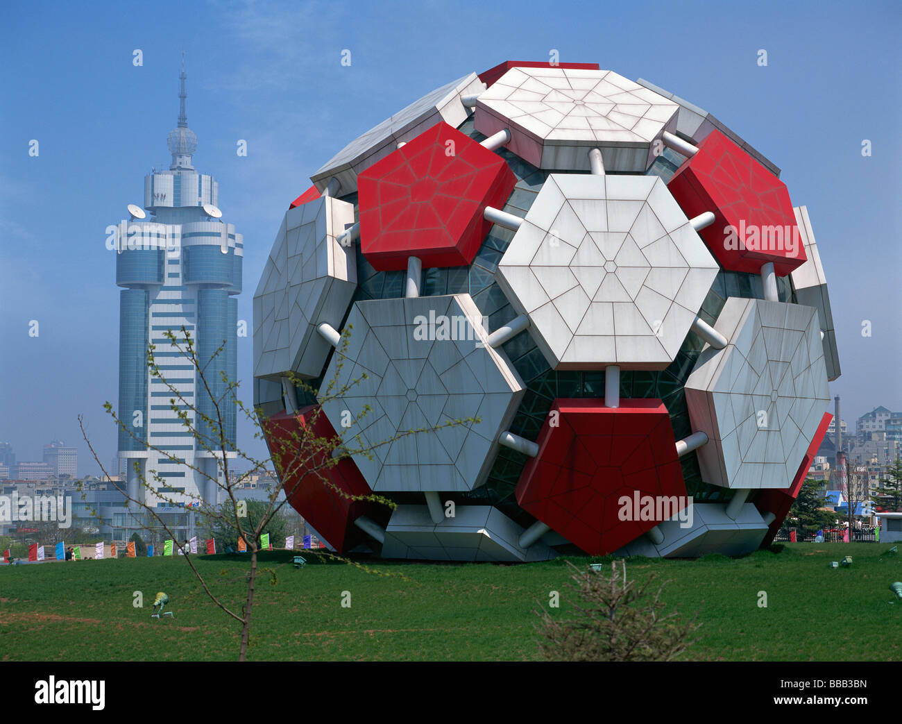 Labour Park mit der Dalian Stadt Art of Architecture Gallery in Fußball-Form Stockfoto