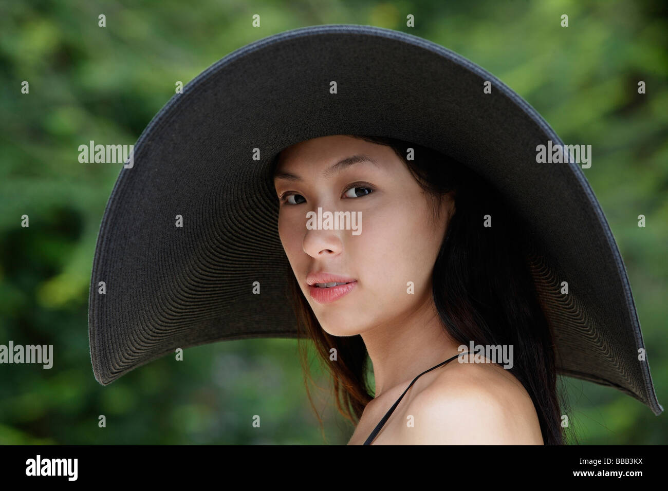 Junge Frau mit großen schwarzen Hut Stockfoto