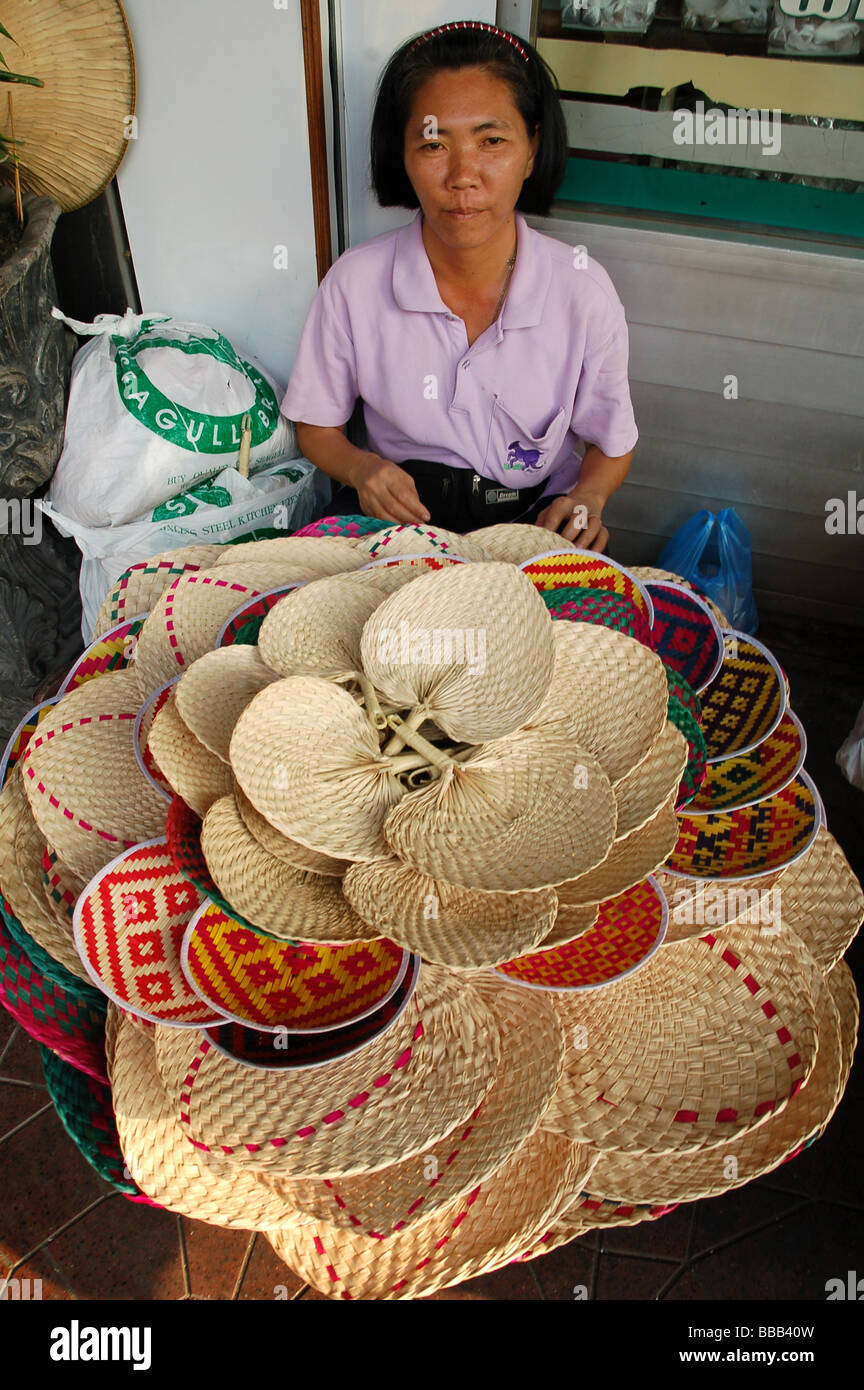 Thai Lady, Verkauf von handgefertigten Fans im Khao San Road, Bangkok, Thailand Stockfoto
