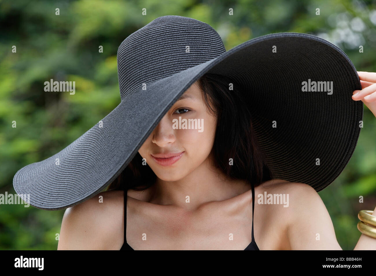 Junge Frau mit großen schwarzen Hut Stockfoto