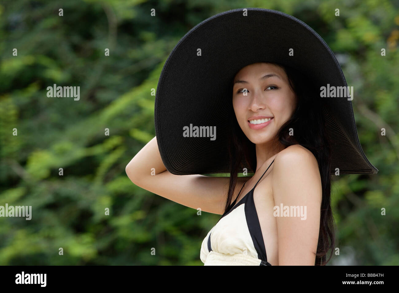 Junge Frau mit großen schwarzen Hut Stockfoto