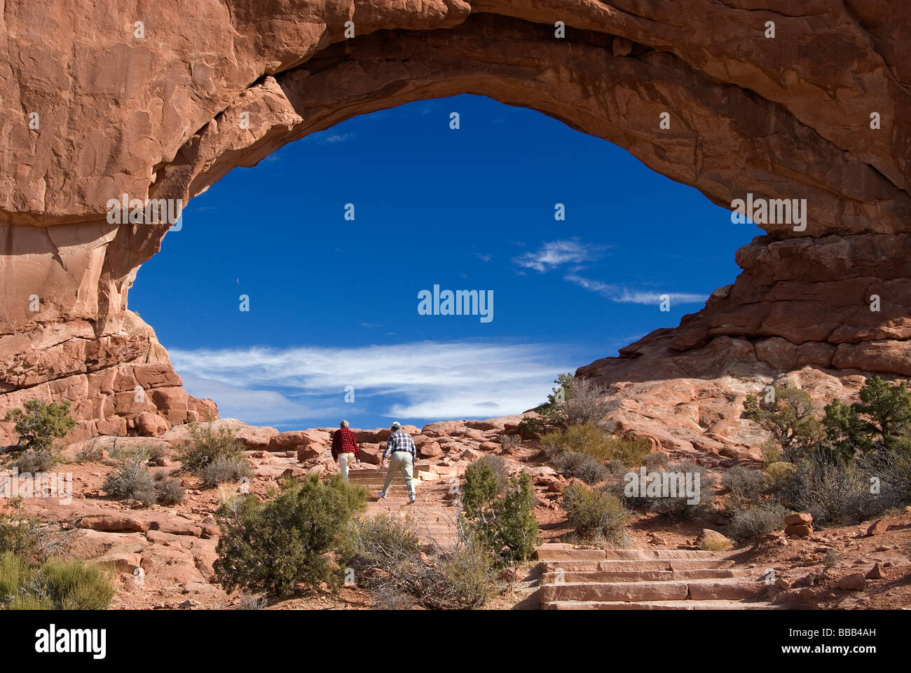 Besucher im Norden Fenster Arch Arches National Park Utah USA Stockfoto