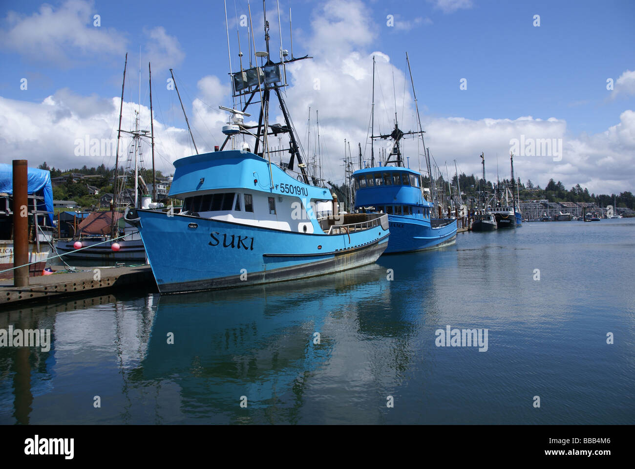 NEWPORT OREGON 7. Mai 2009 blaue Fischkuttern und andere Boote Yaquina Bay Newport Oregon Coast Stockfoto