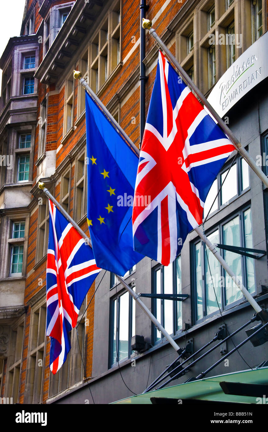 Britische und Europäische Union Flaggen fliegen zusammen Stockfoto