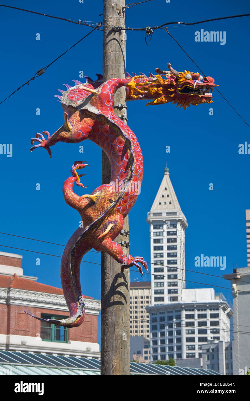 Seattle WA Pole Drachen bewacht die International District mit der Smith Tower im Hintergrund Stockfoto