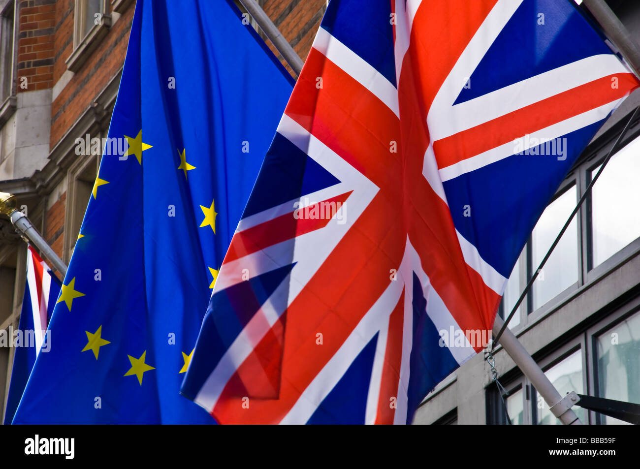 Britische und Europäische Union Flaggen fliegen zusammen Stockfoto