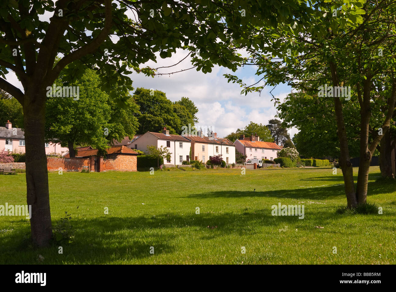 Eine Reihe von Häusern in der Nähe der Dorfanger in Westleton, Suffolk, Uk Stockfoto