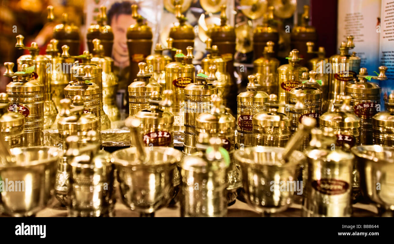 Istanbul, Türkei; Messing Gewichte in Spice Bazaar Stockfoto