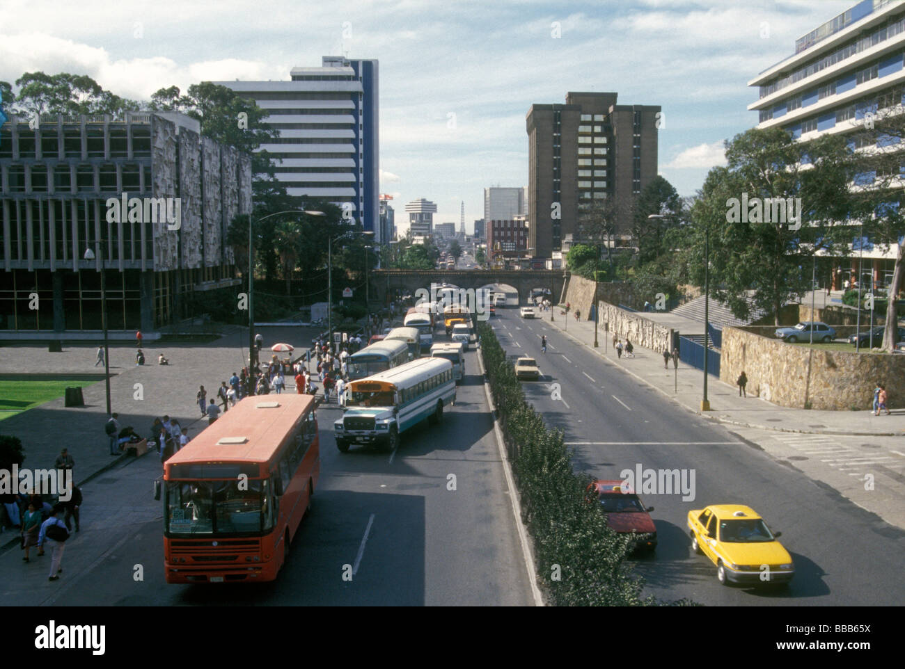 Öffentliche Busse und andere Verkehrsteilnehmer auf Seventh Avenue oder Septima Avenida in Guatemala-Stadt Stockfoto