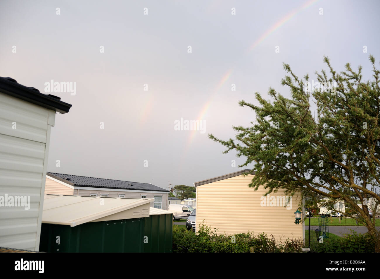 Regenbogen über Campingplatz Stockfoto