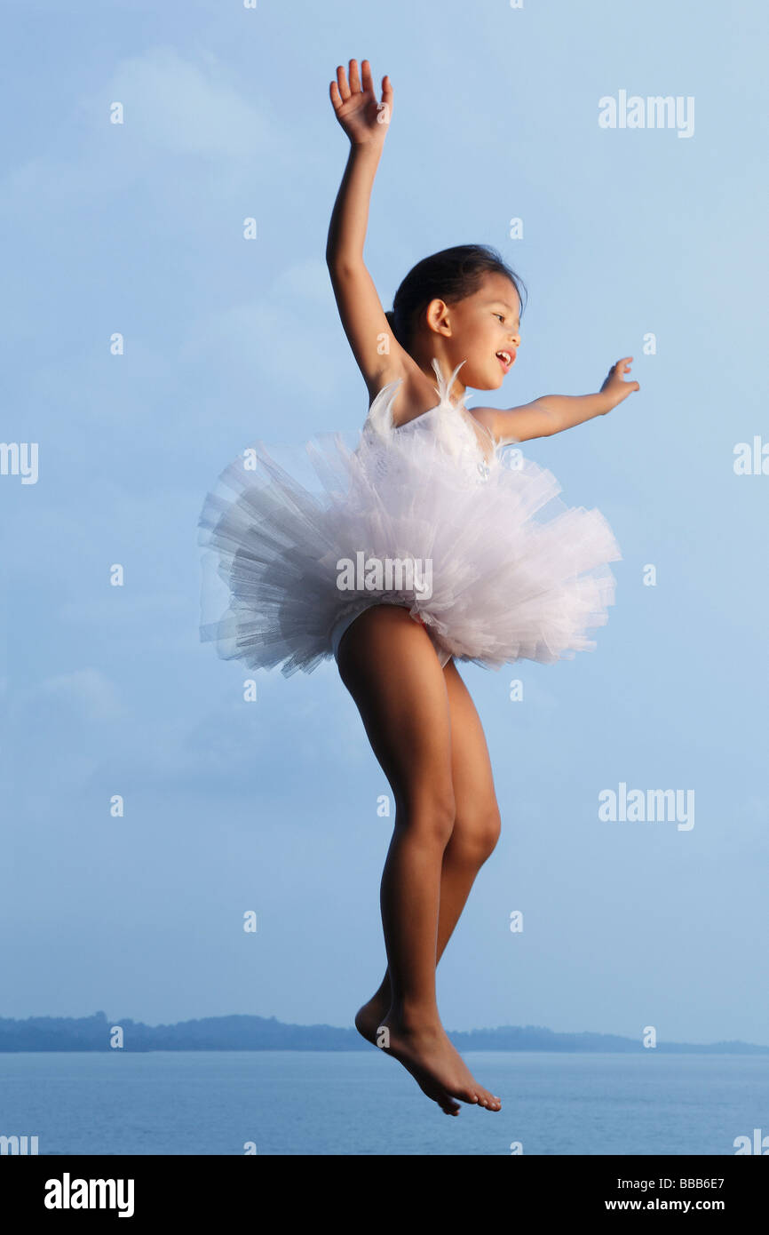 Mädchen in Luft trägt Tutu springen. Stockfoto