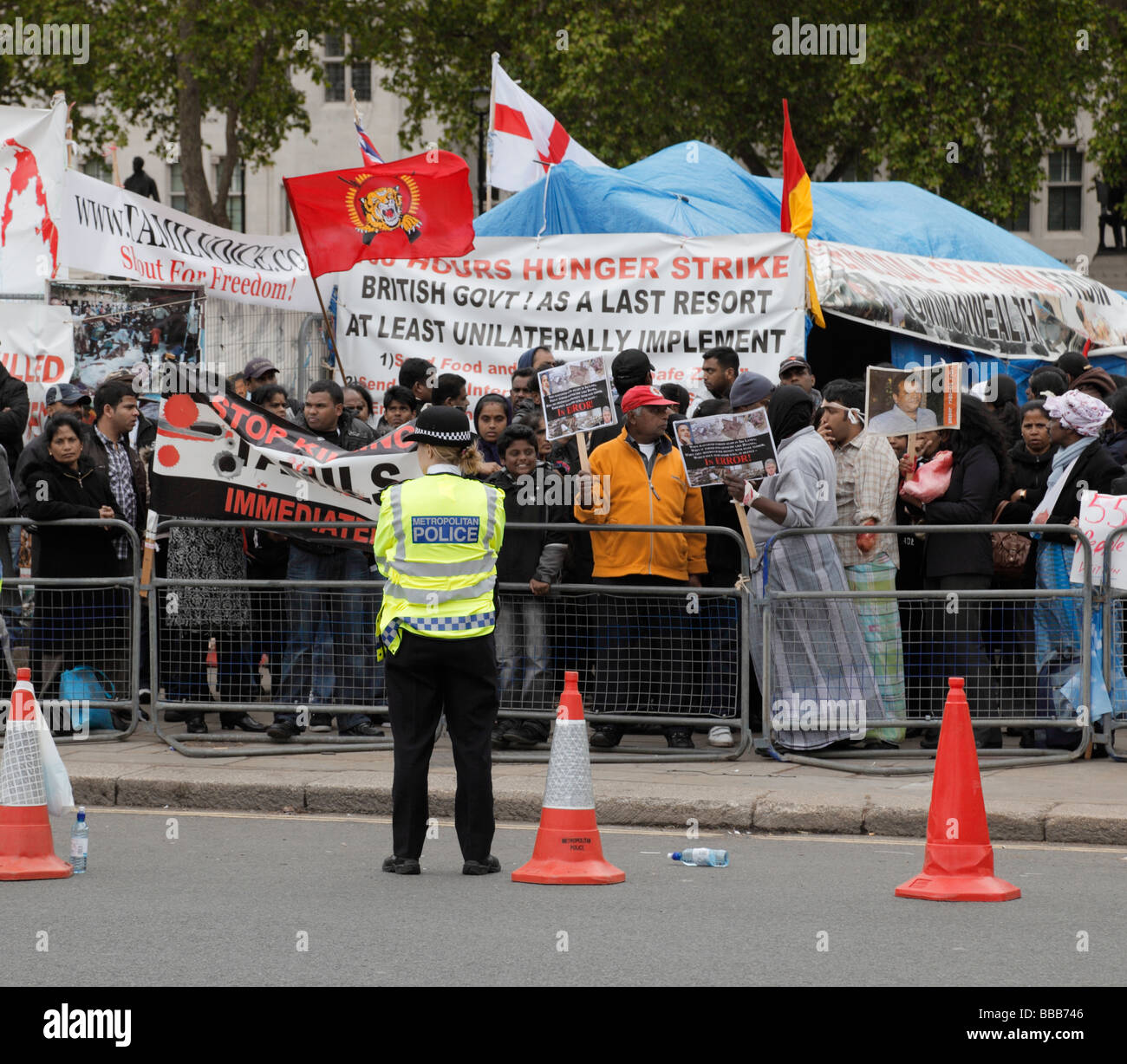 Überwachung der tamilischen Demonstranten zeigen, über die Kämpfe in Sri Lanka. Außerhalb des Parlaments, London, England, UK. Stockfoto