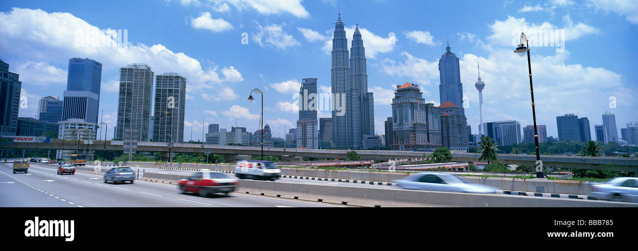Skyline von Kuala Lumpur von der Autobahn, Malaysia Stockfoto