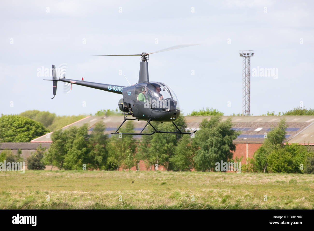 Robinson r-22 Beta-G-IORG Hubschrauber nähert sich auf Sandtoft Flugplatz landen Stockfoto